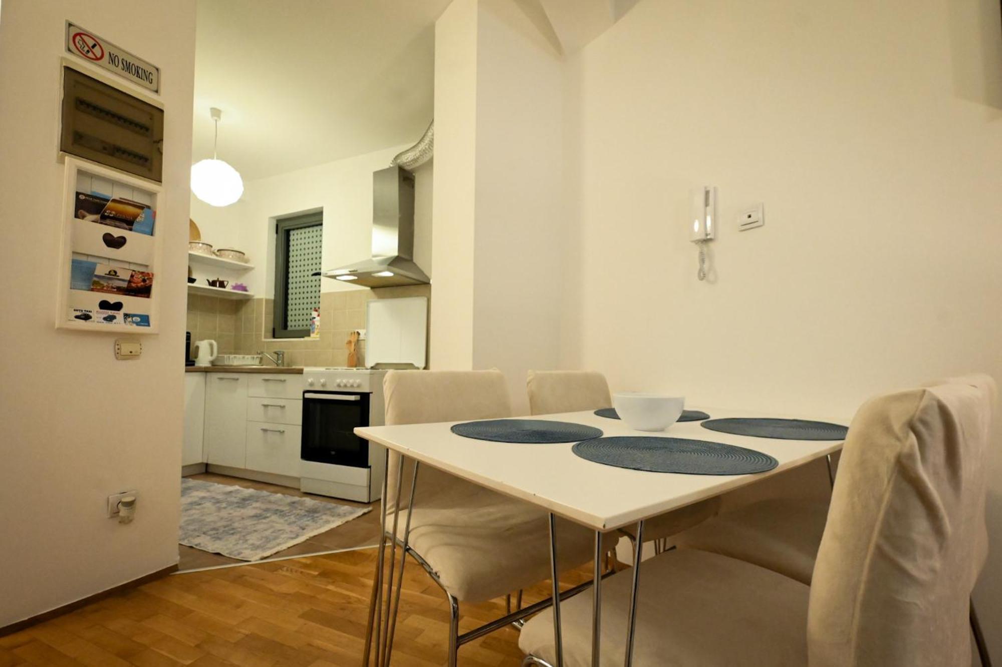 L&B Studio Apartment 普里什蒂纳 外观 照片